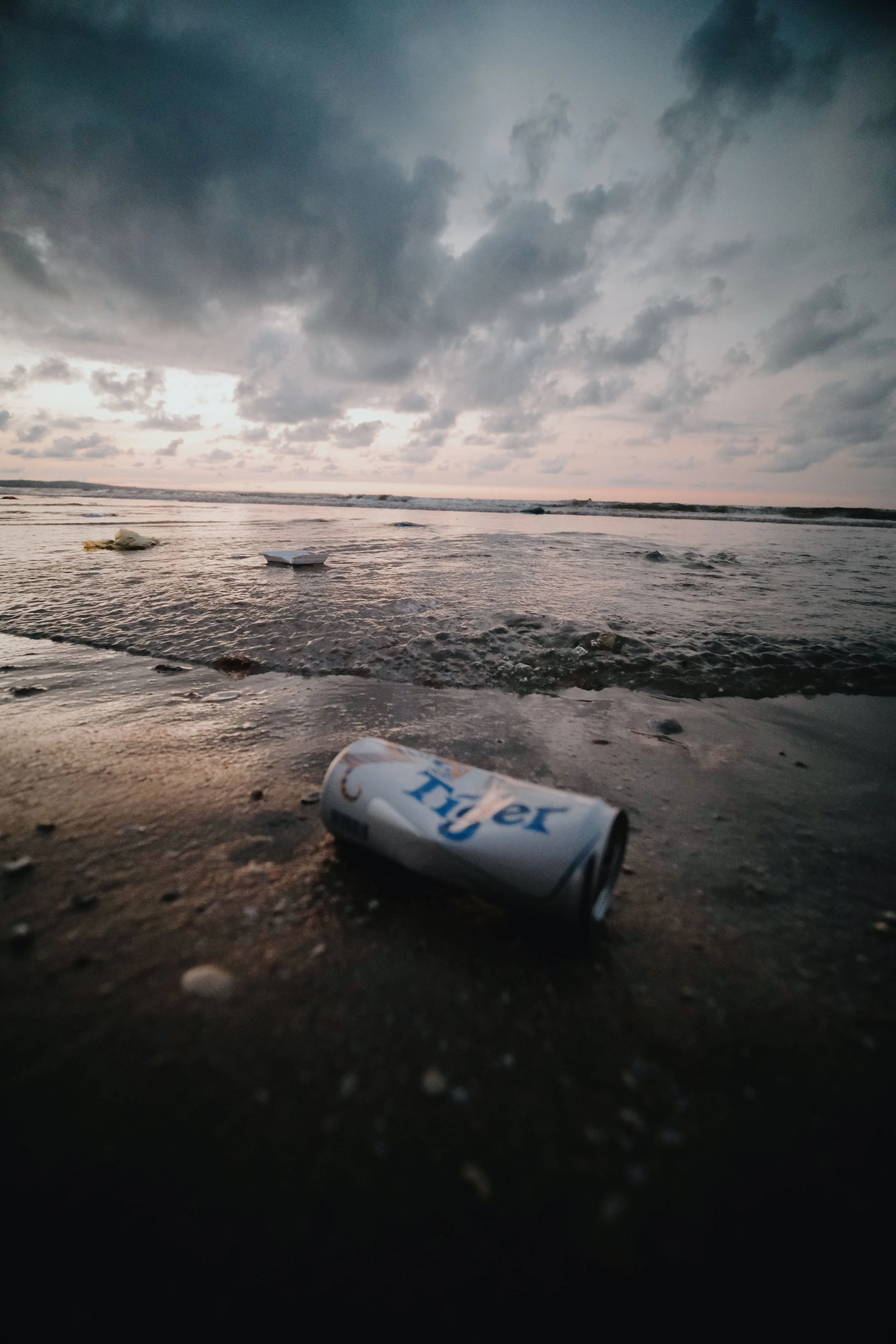 Lata de bebida amassada na praia