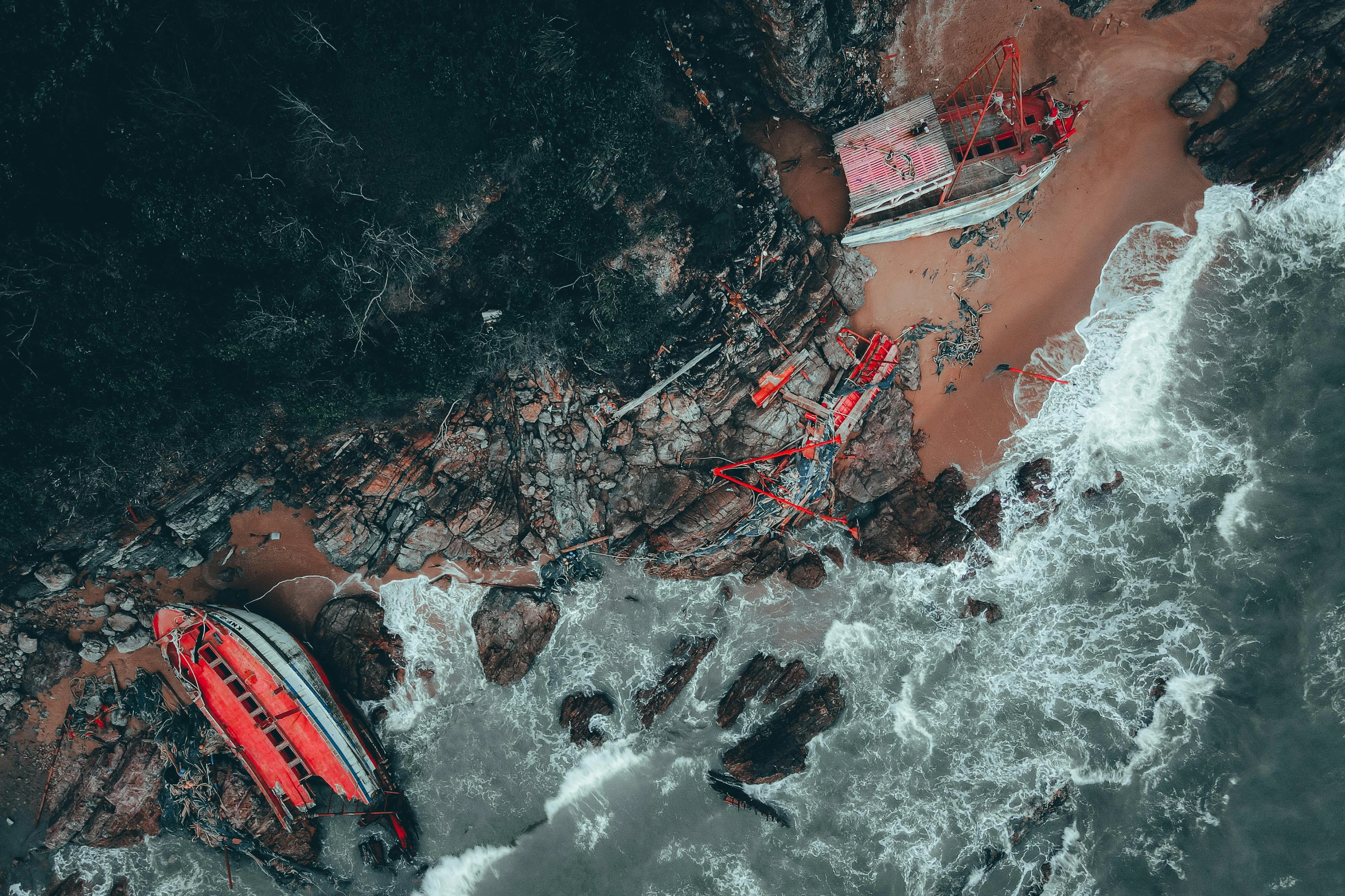 restos de embarcação destruída na praia