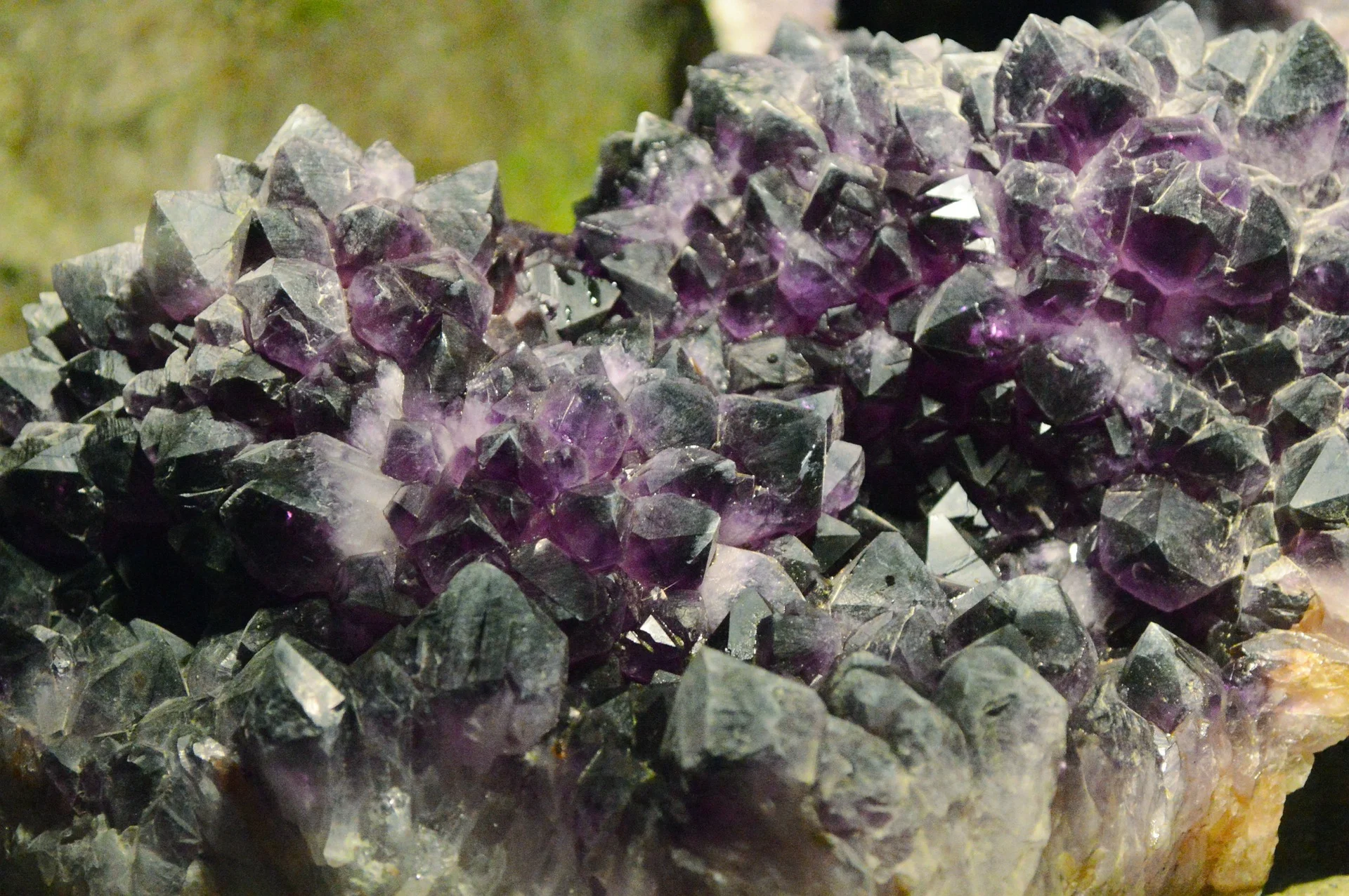 Drusa de ametista - um aglomerado de cristais de quartzo roxo que se formam dentro de rochas vulcânicas.