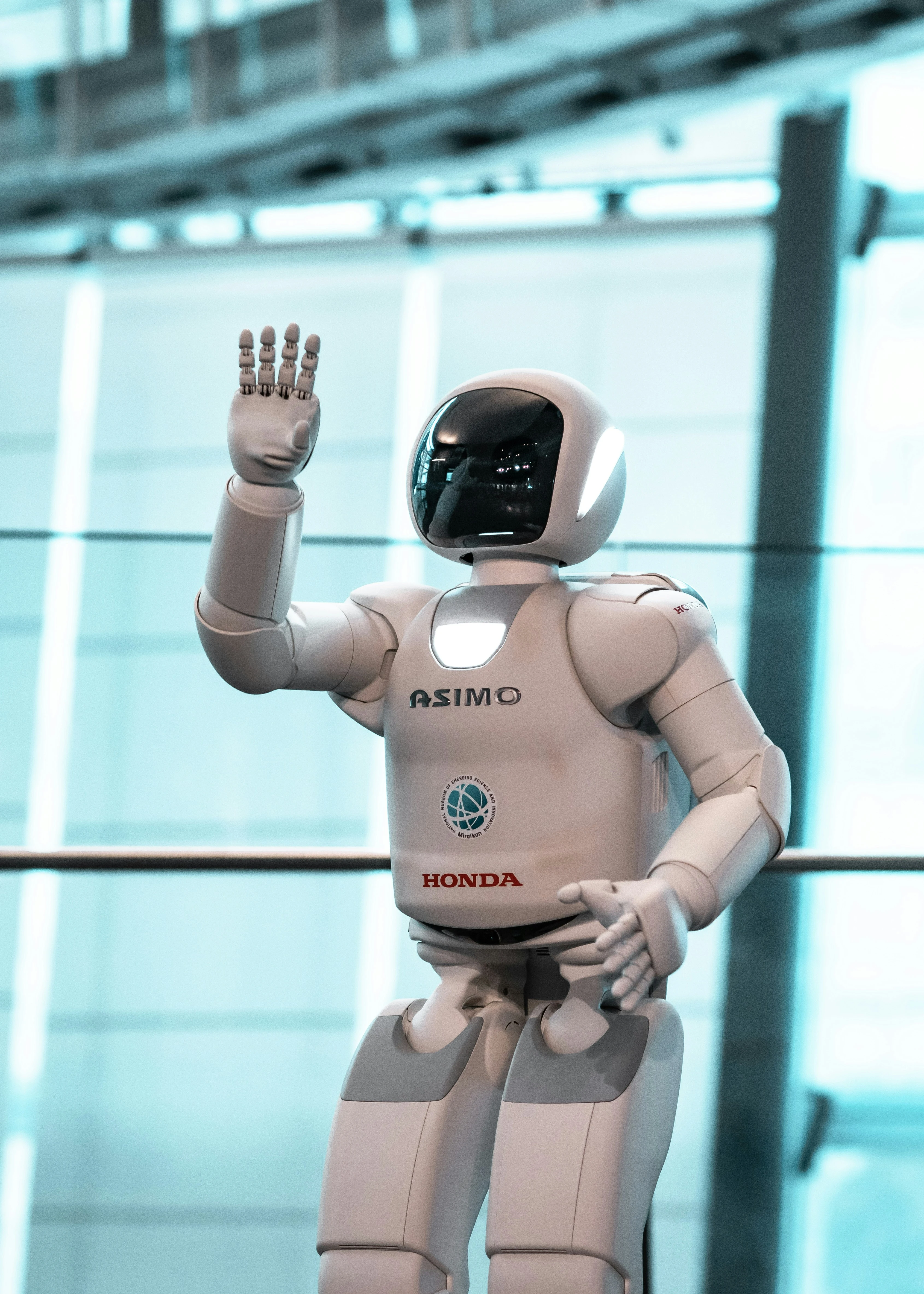 Robô humanoide acenando