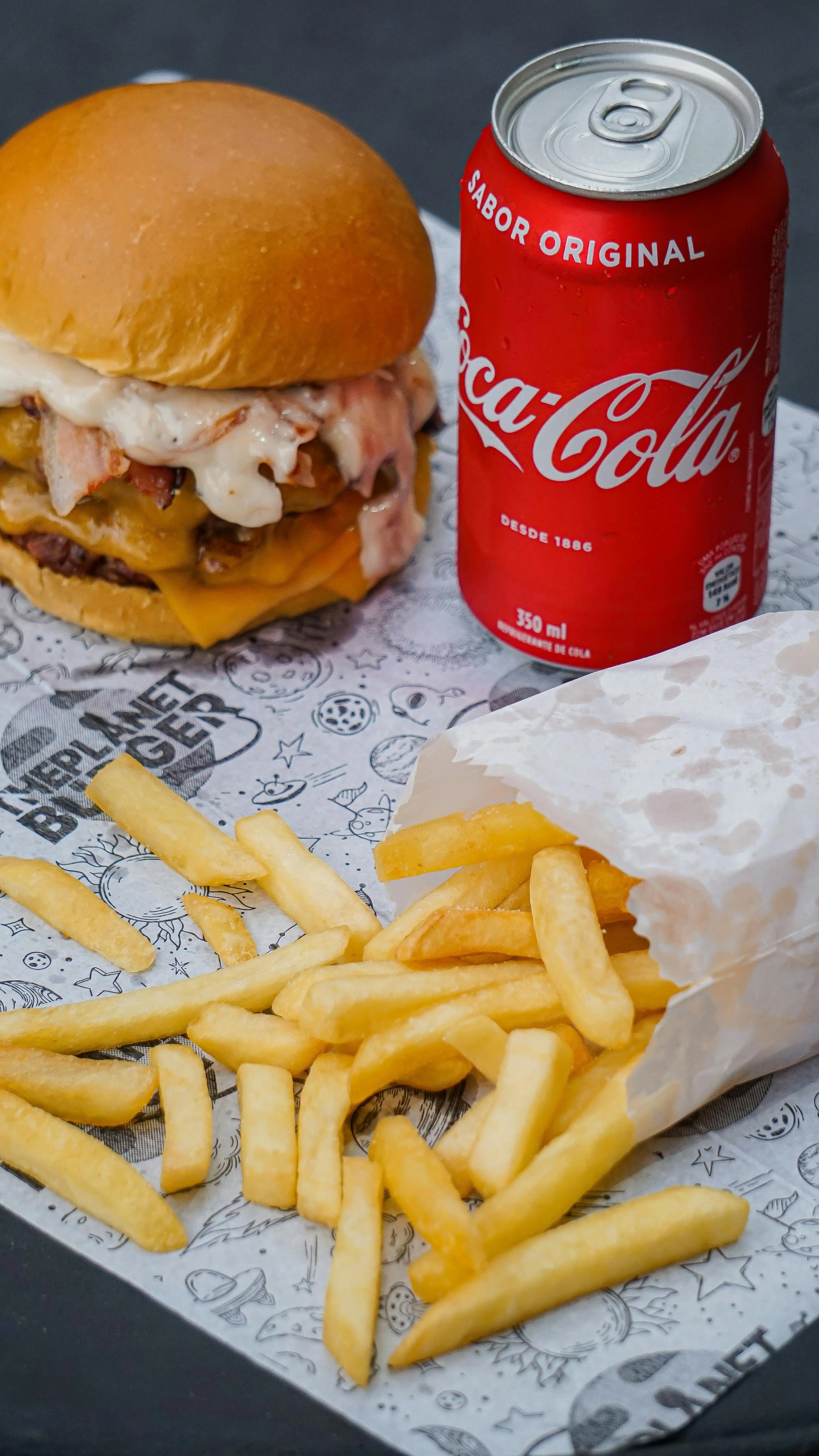 Hambúrguer, refrigerante e batata frita